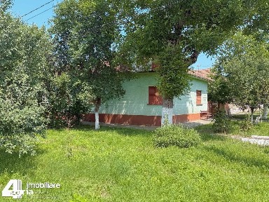 Casa 4 camere în Ineu str.Octavian Goga, teren 1079 mp pe colț