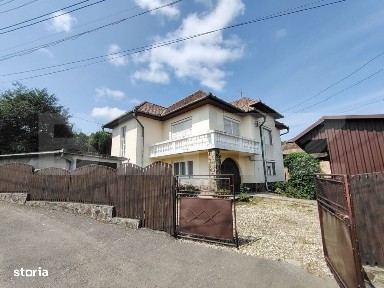 Casa solida cu pod, foisor si 2 garaje in Tarnaveni