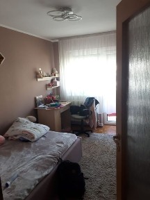 Vind apartament 2 camere, ultracentral, etajul 1, mobilat