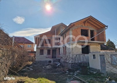 Cladire la rosu 300 mp utili + 130 mp anexe, 2 strazi, aproape centru