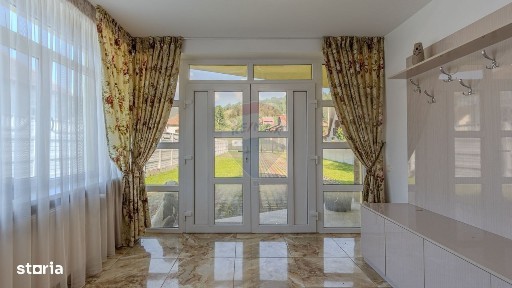 Casă / Vilă cu 10 camere de vânzare in Moieciu de Jos