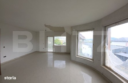 Casa cu 5 camere, 300 mp, teren 17 ari, Valea Rusului