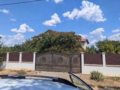 Vand casa cu etaj si teren