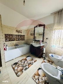 Casă / Vilă cu 5 camere de vânzare în zona Nord-Est