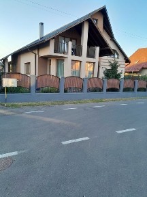 Casa spatioasa, 5 camere, sat Sasar, Maramures, zona vamii, teren 10 ari