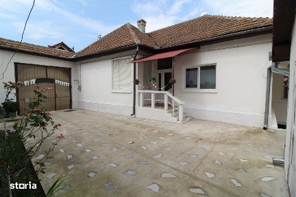 Vând casă în Orăștie P+Pod, zona Gheorghe Doja, teren 835mp, garaj.