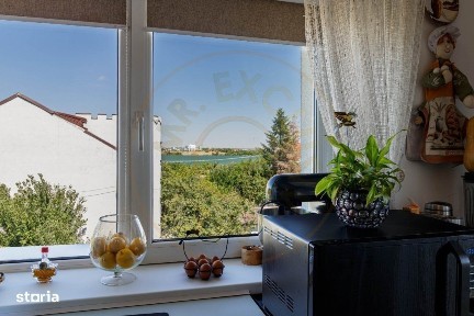 Cladire Moderna, Ideala pentru Locuinta sau Afacere, cu Terasa Panoram