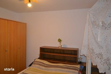 Inchiriez apartament doua camere zona Comisariat