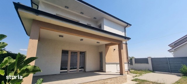 Vand vila duplex,Tancodrom, Pitesti. Se vind individual sau tot duplex