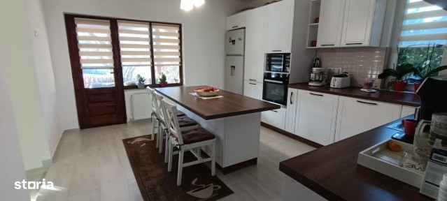 Casă complet mobilată, cu 2 garaje 10 ari de teren, Crasnei