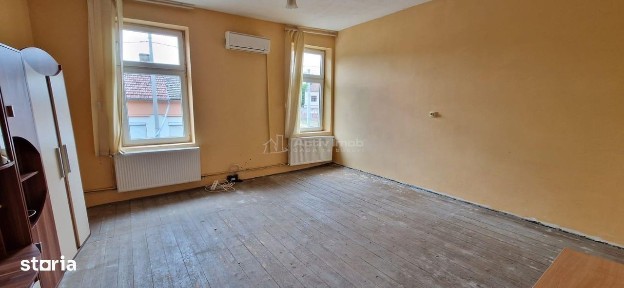 1 camera - zona Boul Rosu