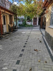 Casa de vanzare/inchiriat in zona centrala