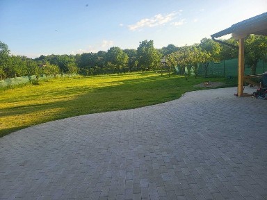 Casa la țară, spatiu comercial, si 4100 mp teren Stremț