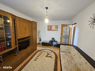 Apartament cu 3 camere de vânzare în Curtea de Argeș.