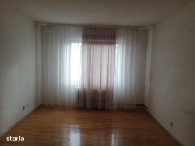 Vând apartament cu 3 camere situat în zona centrală