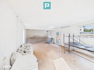 Casă și centru comercial, în localitatea Lazuri