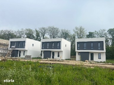 Vile in Mica Roma, langa padure