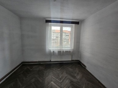 Vând apartament 2 camere, etaj 2, in Petrila, zona ultracentrala