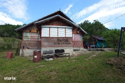Cabana, anexe si 2000 mp teren intravilan in Taratel, Brad