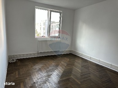 Apartament cu 4 camere de vânzare Roman central