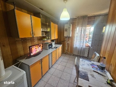 Apartament cu 3 camere de vânzare în Curtea de Argeș.