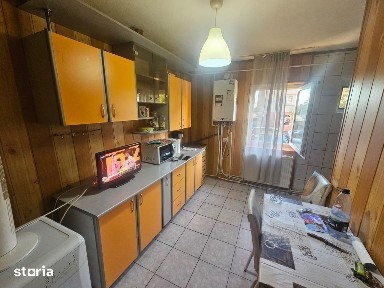 Apartament cu 3 camere de vânzare în Curtea de Argeș.