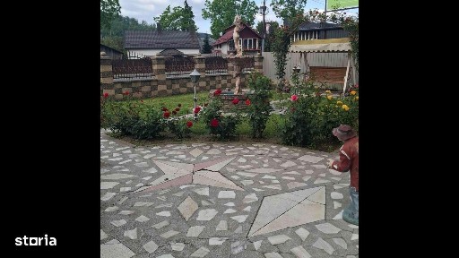 Vilă cu anexe și teren