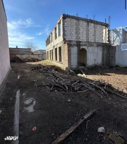 Casă de vânzare cu 3 camere în zona Centru