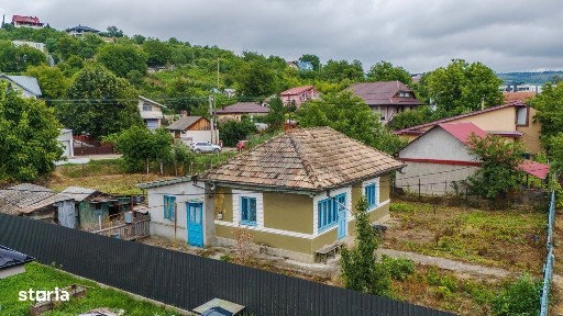Casă bătrânească în Bucium, pe un teren ideal pentru viitor