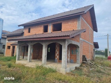 Casa in rosu! S + P + M Livada Arad