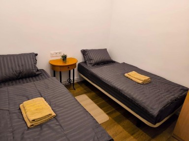 Vând apartament 3 camere, Central, Turda, 47 mp, parter, curte comună