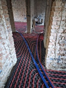 Apartament cu 3 camere si curte proprie