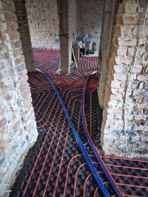 Apartament cu 3 camere si curte proprie