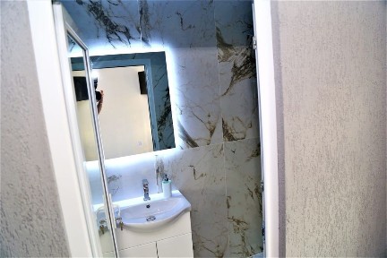 Vând sau închiriez apartament 3 camere zona 6 martie