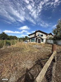 Casă cu 3 camere de vânzare în zona cazasu