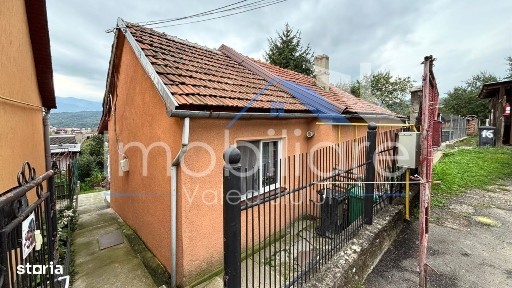 Casă cu teren 450 mp - zona Universității, Petroșani