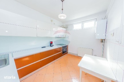 Parter de casă 133 mp de închiriat în centrul orașului, str 9 Mai