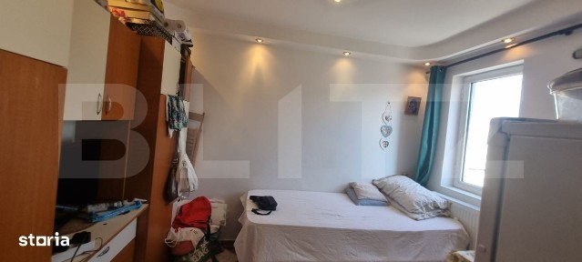 Garsoniera cu baie si geam mare - scara foarte ingrijita