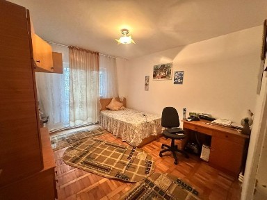 Apartament 3 camere de vânzare.