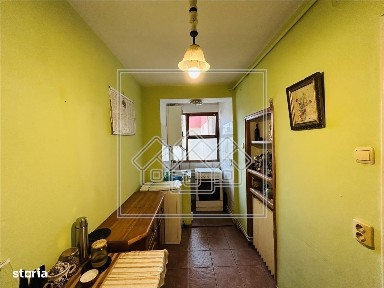 Ap cu 3 camere, balcon, Zona Strand, la cheie, zona buna