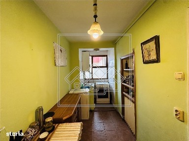 Ap cu 3 camere, balcon, Zona Strand, la cheie, zona buna