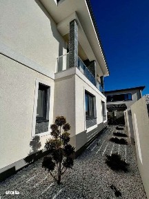 1/2 Duplex 124 mp utili + 330 curte. Dormitor parter,Bucatarie închisă