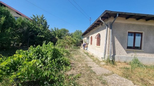 Vand casa 120 mp cu 5.000 mp teren intravilan in Podenii Vechi Prahova