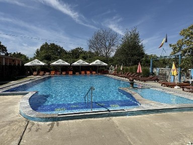 De vanzare - Proprietate cu Piscina, Teren generos si Cladire Moderna