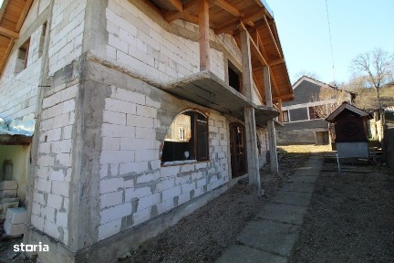 Vând gospodărie în Balomir (2 case), la 6Km de Hațeg, teren 761mp
