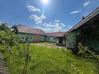 Vand casa individuala +anexe +hala