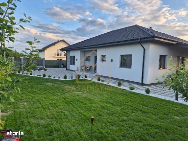 Casa pe nivel cu garaj si 6 ari teren in Sasar