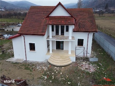 Vila deosebita Parter + Mansarda de vanzare in Odobesti