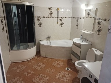 De închiriat casa compusa din 2 apartamente și un spațiu comercial