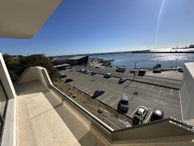 Apartament 3 cam vedere la port etaj 3 / prima linie la mare